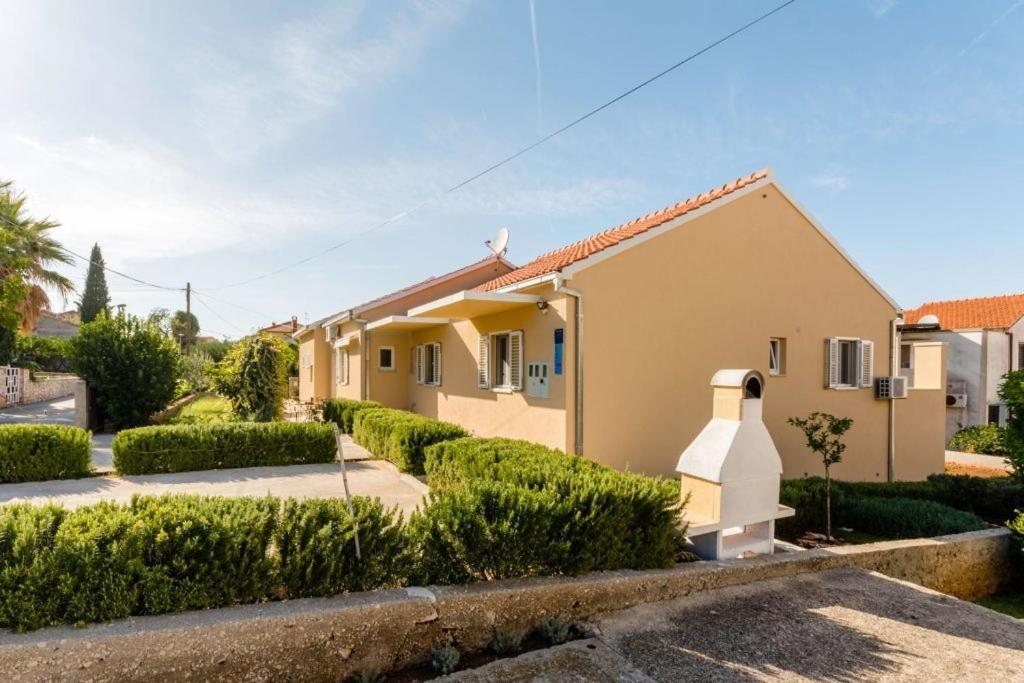 Apartments With A Parking Space Supetar, Brac - 16294 외부 사진