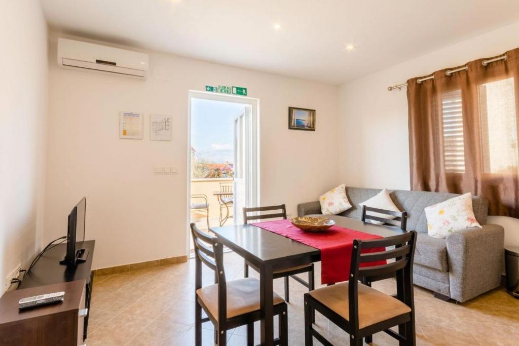Apartments With A Parking Space Supetar, Brac - 16294 외부 사진