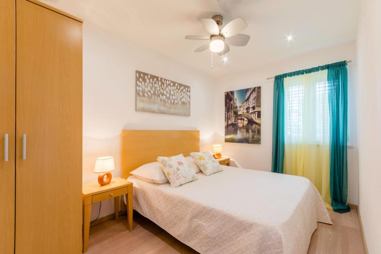 Apartments With A Parking Space Supetar, Brac - 16294 외부 사진