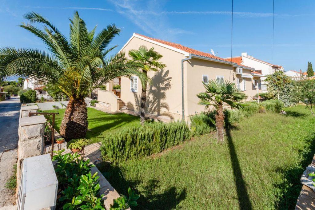 Apartments With A Parking Space Supetar, Brac - 16294 외부 사진
